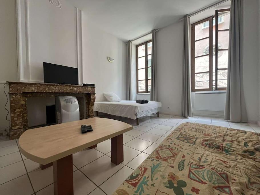 Apartament Le Monnai Nîmes Zewnętrze zdjęcie
